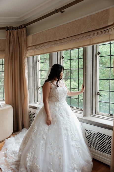 Bridal suite getting ready before wedding at Laurel Hall Indianapolis